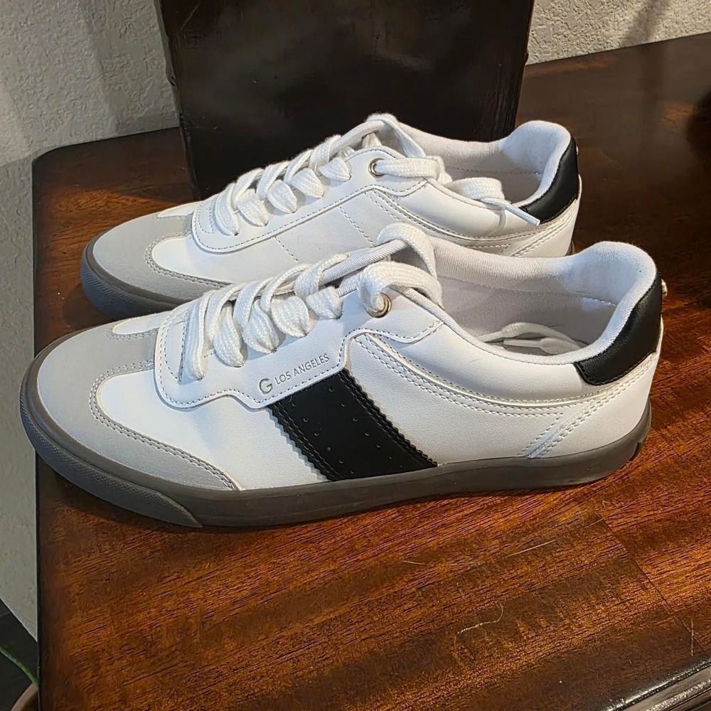Guess by Guess los angeles black and white size 7 G by Guess‎